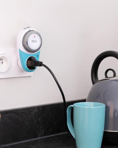 Un programmateur mécanique Otio bleu permet à la bouilloire de se déclencher automatiquement chaque matin
