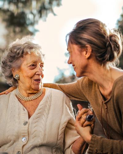 Une dame accompagne et prend soin de sa mère âgée